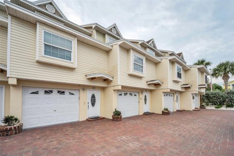Townhouse in Indian Shores, Florida 3 bedrooms, 138.24 sq.m. № 1900449 - photo 2
