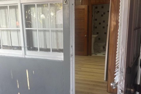 Propiedad comercial en alquiler en Miami, Florida, 1 dormitorio № 2031865 - foto 2