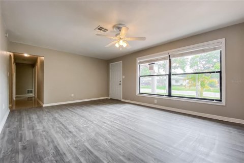 Casa en alquiler en Clearwater, Florida, 4 dormitorios, 175.49 m2 № 1905945 - foto 2