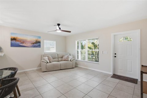 Casa en venta en Clearwater, Florida, 3 dormitorios, 124.3 m2 № 2420017 - foto 3