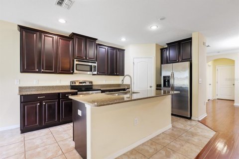 Villa ou maison à louer à Brandon, Floride: 4 chambres, 195.93 m2 № 2405468 - photo 3