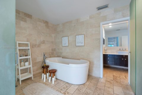 House in Palmetto Bay, Florida 5 bedrooms, 334.91 sq.m. № 1839241 - photo 14