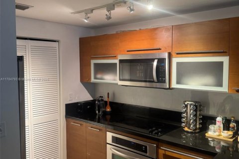 Condo in Miami, Florida, 1 bedroom  № 1862716 - photo 9