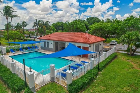 Townhouse in Miami, Florida 3 bedrooms, 162.86 sq.m. № 2244638 - photo 20