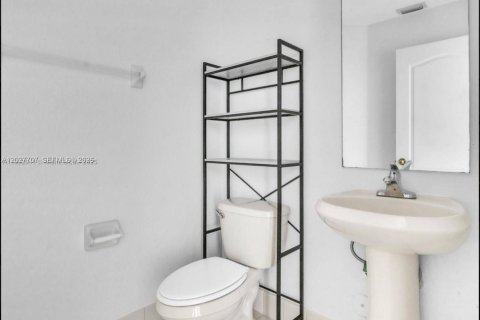 Townhouse in Miami, Florida 3 bedrooms, 162.86 sq.m. № 2244638 - photo 13
