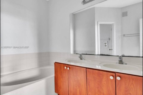 Townhouse in Miami, Florida 3 bedrooms, 162.86 sq.m. № 2244638 - photo 19