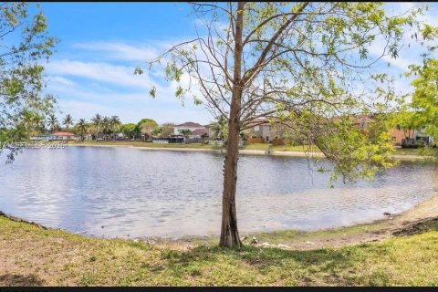 Townhouse in Miami, Florida 3 bedrooms, 162.86 sq.m. № 2244638 - photo 23