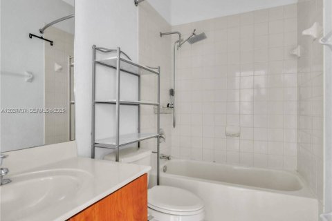 Townhouse in Miami, Florida 3 bedrooms, 162.86 sq.m. № 2244638 - photo 18