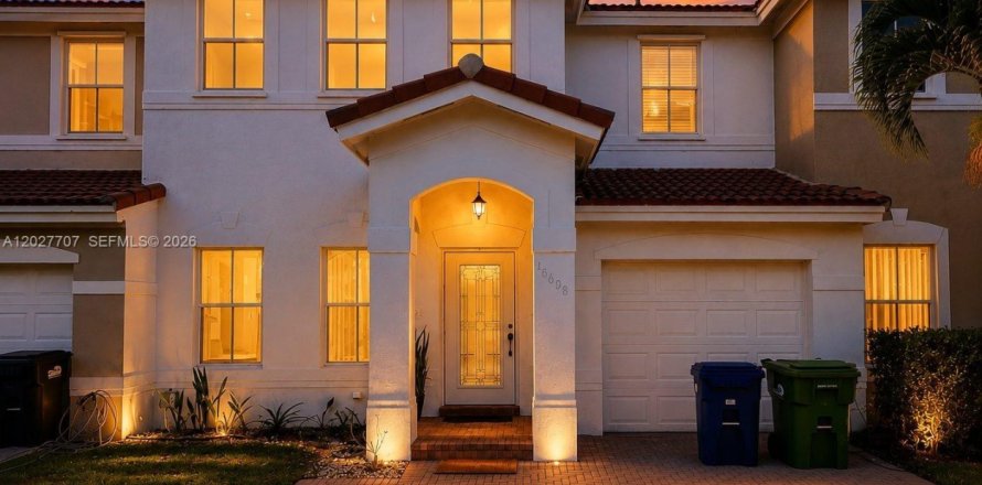 Townhouse in Miami, Florida 3 bedrooms, 162.86 sq.m. № 2244638