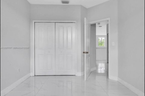 Townhouse in Miami, Florida 3 bedrooms, 162.86 sq.m. № 2244638 - photo 12