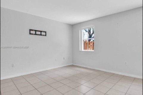Townhouse in Miami, Florida 3 bedrooms, 162.86 sq.m. № 2244638 - photo 14