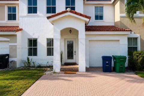 Townhouse in Miami, Florida 3 bedrooms, 162.86 sq.m. № 2244638 - photo 2