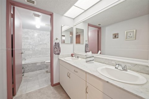 Copropriété à vendre à Surfside, Floride: 2 chambres, 118.64 m2 № 1743977 - photo 24
