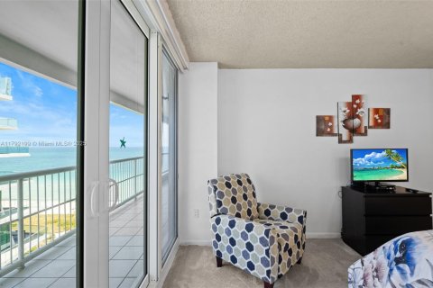 Copropriété à vendre à Surfside, Floride: 2 chambres, 118.64 m2 № 1743977 - photo 22