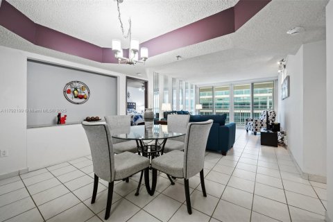 Copropriété à vendre à Surfside, Floride: 2 chambres, 118.64 m2 № 1743977 - photo 13