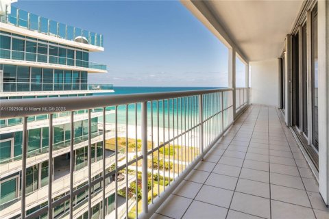 Copropriété à vendre à Surfside, Floride: 2 chambres, 118.64 m2 № 1743977 - photo 2