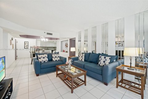 Copropriété à vendre à Surfside, Floride: 2 chambres, 118.64 m2 № 1743977 - photo 12