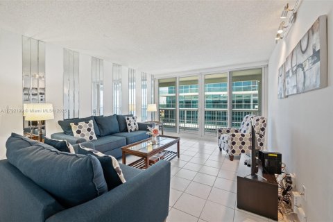 Copropriété à vendre à Surfside, Floride: 2 chambres, 118.64 m2 № 1743977 - photo 11