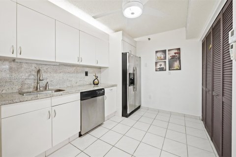 Copropriété à vendre à Surfside, Floride: 2 chambres, 118.64 m2 № 1743977 - photo 16