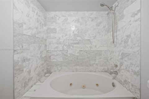 Copropriété à vendre à Surfside, Floride: 2 chambres, 118.64 m2 № 1743977 - photo 25
