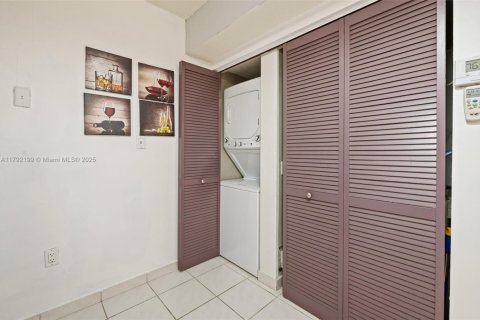Copropriété à vendre à Surfside, Floride: 2 chambres, 118.64 m2 № 1743977 - photo 19