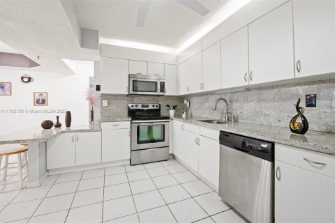 Copropriété à vendre à Surfside, Floride: 2 chambres, 118.64 m2 № 1743977 - photo 17