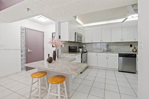 Copropriété à vendre à Surfside, Floride: 2 chambres, 118.64 m2 № 1743977 - photo 15