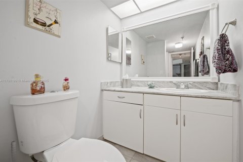 Copropriété à vendre à Surfside, Floride: 2 chambres, 118.64 m2 № 1743977 - photo 30