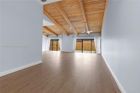 Townhouse in Hallandale Beach, Florida 2 bedrooms, 156.08 sq.m. № 1937527 - photo 16