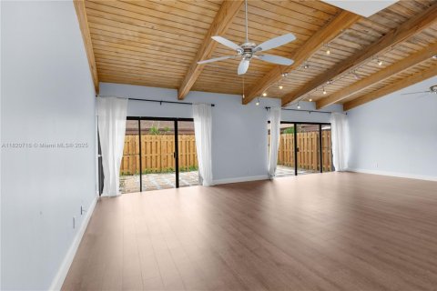 Townhouse in Hallandale Beach, Florida 2 bedrooms, 156.08 sq.m. № 1937527 - photo 14