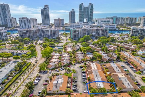 Townhouse in Hallandale Beach, Florida 2 bedrooms, 156.08 sq.m. № 1937527 - photo 2