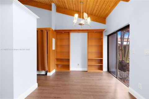 Townhouse in Hallandale Beach, Florida 2 bedrooms, 156.08 sq.m. № 1937527 - photo 29