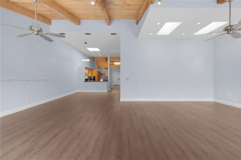 Townhouse in Hallandale Beach, Florida 2 bedrooms, 156.08 sq.m. № 1937527 - photo 15