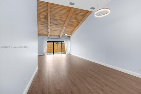 Townhouse in Hallandale Beach, Florida 2 bedrooms, 156.08 sq.m. № 1937527 - photo 13