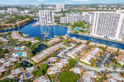 Touwnhouse à louer à Hallandale Beach, Floride: 2 chambres, 156.08 m2 № 1937527 - photo 3