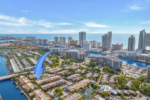 Townhouse in Hallandale Beach, Florida 2 bedrooms, 156.08 sq.m. № 1937527 - photo 1