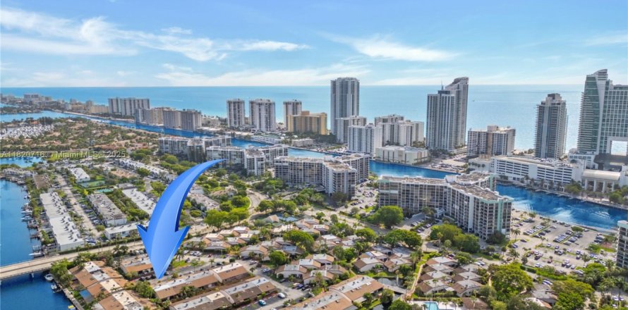 Townhouse in Hallandale Beach, Florida 2 bedrooms, 156.08 sq.m. № 1937527