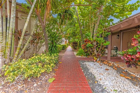 Townhouse in Hallandale Beach, Florida 2 bedrooms, 156.08 sq.m. № 1937527 - photo 11