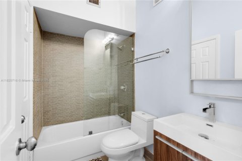 Townhouse in Hallandale Beach, Florida 2 bedrooms, 156.08 sq.m. № 1937527 - photo 27