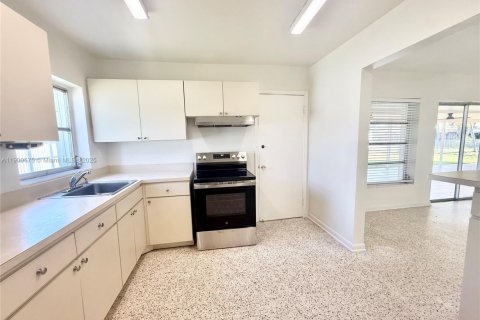 Снять в аренду виллу или дом в Майами, Флорида 3 спальни, 126.72м2, № 1953141 - фото 12