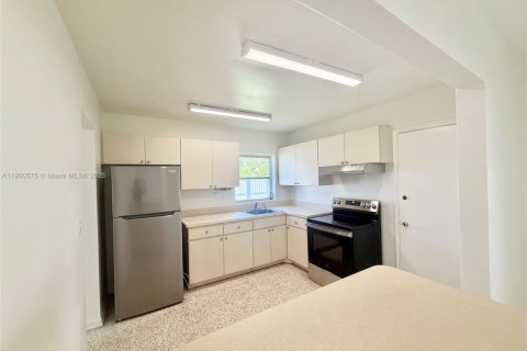 Снять в аренду виллу или дом в Майами, Флорида 3 спальни, 126.72м2, № 1953141 - фото 10