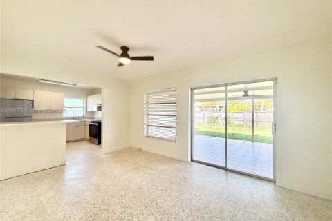 Снять в аренду виллу или дом в Майами, Флорида 3 спальни, 126.72м2, № 1953141 - фото 9