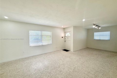 Снять в аренду виллу или дом в Майами, Флорида 3 спальни, 126.72м2, № 1953141 - фото 5