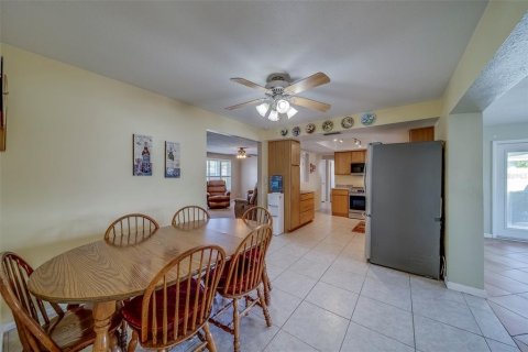 House in Seminole, Florida 3 bedrooms, 133.87 sq.m. № 1644450 - photo 9