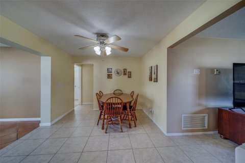 House in Seminole, Florida 3 bedrooms, 133.87 sq.m. № 1644450 - photo 8