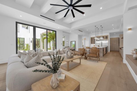 House in Tequesta, Florida 5 bedrooms, 693.42 sq.m. № 2242316 - photo 18