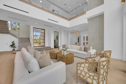 House in Tequesta, Florida 5 bedrooms, 693.42 sq.m. № 2242316 - photo 6