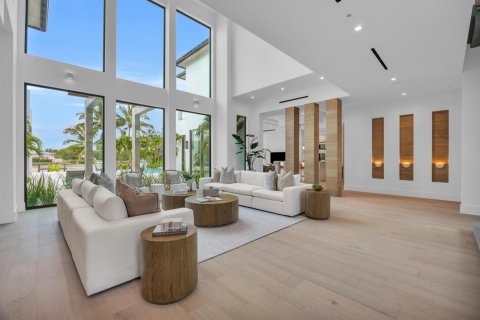 House in Tequesta, Florida 5 bedrooms, 693.42 sq.m. № 2242316 - photo 5