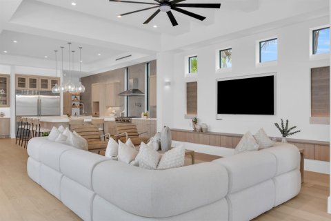 House in Tequesta, Florida 5 bedrooms, 693.42 sq.m. № 2242316 - photo 19