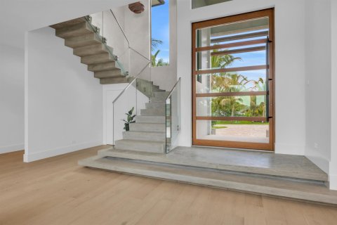 House in Tequesta, Florida 5 bedrooms, 693.42 sq.m. № 2242316 - photo 4
